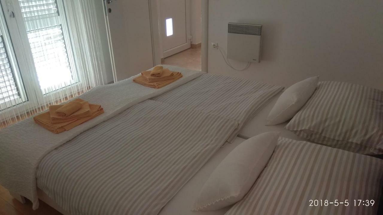 Apartments Niana With Heated Seawater Swimingpool Donji Okrug  Eksteriør billede