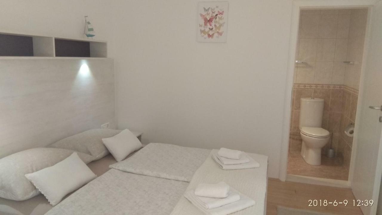 Apartments Niana With Heated Seawater Swimingpool Donji Okrug  Eksteriør billede