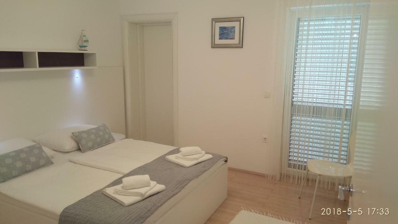 Apartments Niana With Heated Seawater Swimingpool Donji Okrug  Eksteriør billede
