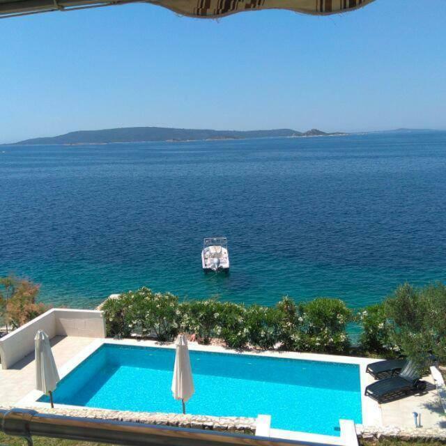 Apartments Niana With Heated Seawater Swimingpool Donji Okrug  Eksteriør billede