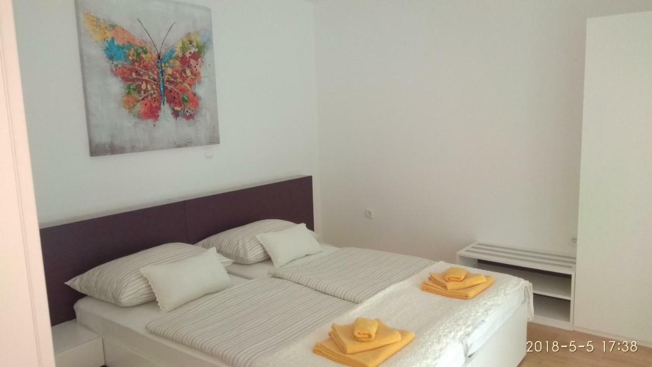 Apartments Niana With Heated Seawater Swimingpool Donji Okrug  Eksteriør billede