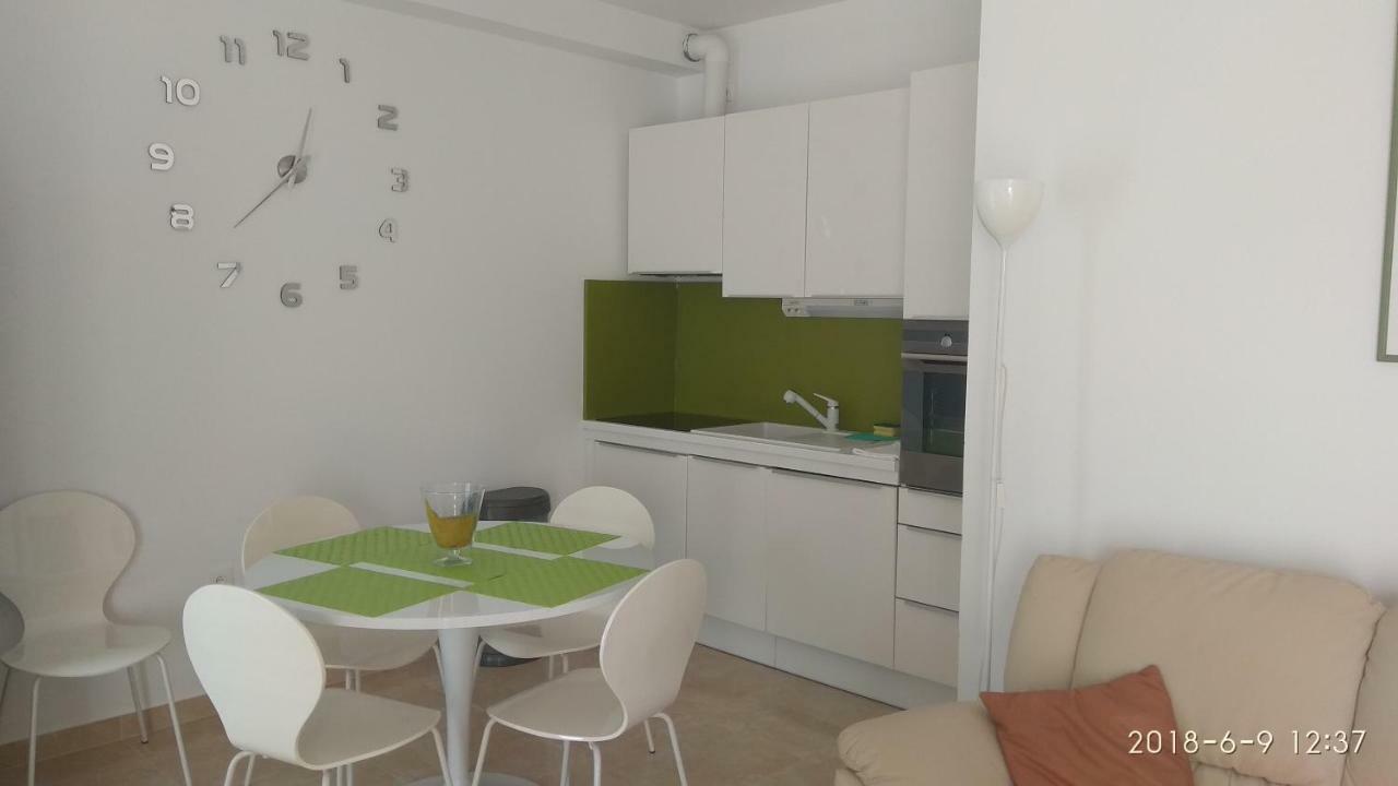 Apartments Niana With Heated Seawater Swimingpool Donji Okrug  Eksteriør billede